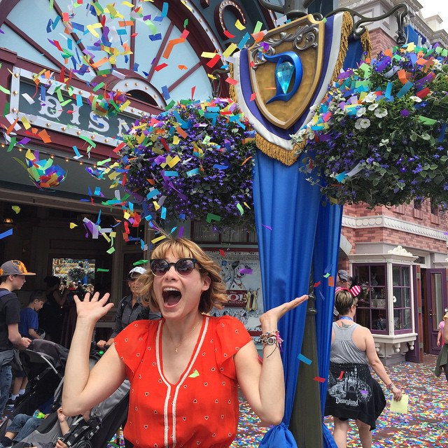 At the end of #live with #KellyandMichael it was time to play with the #confetti! #disney60 #Disneyland #HappiestPlaceOnEarth #diamondanniversary