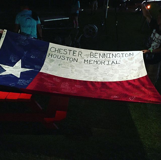 #lpfamily signed #Texas flag that was sent to @linkinpark 🖤  #ripchester #LPmemorial #cbmemorialhou  #LPoneFamily #houston #linkinpark